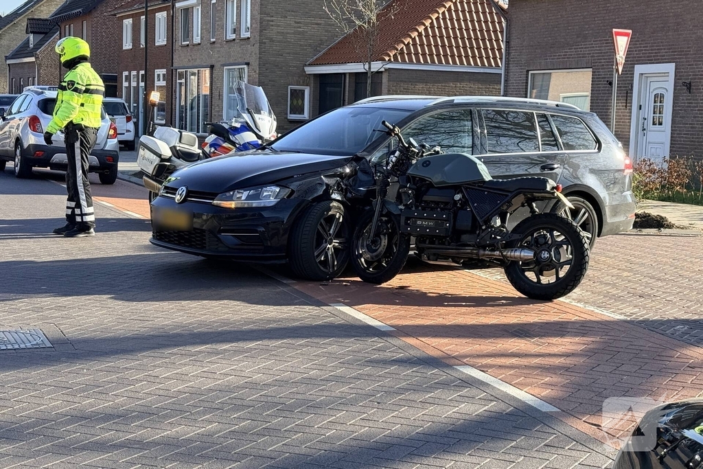 Motorrijder gewond bij aanrijding met auto