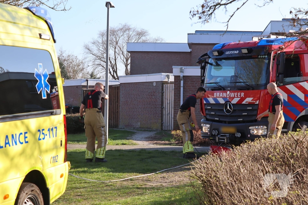 Ambulance vast in het gras, brandweer schiet te hulp