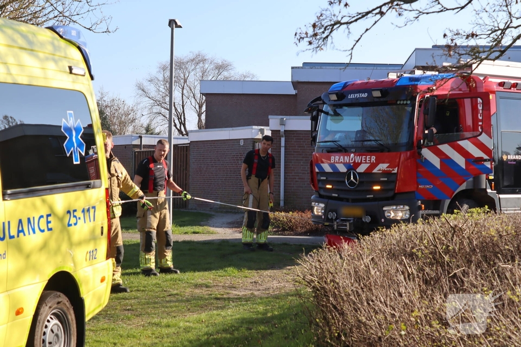 Ambulance vast in het gras, brandweer schiet te hulp