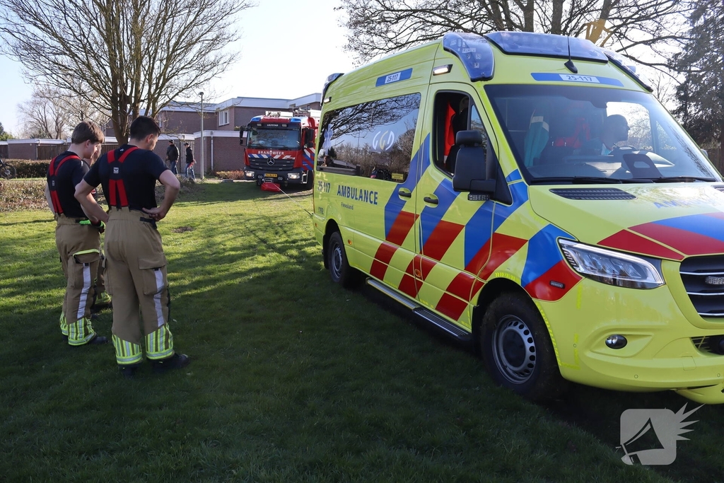 Ambulance vast in het gras, brandweer schiet te hulp