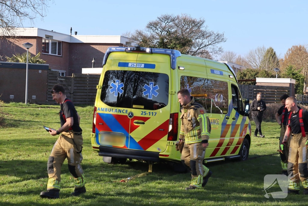 Ambulance vast in het gras, brandweer schiet te hulp