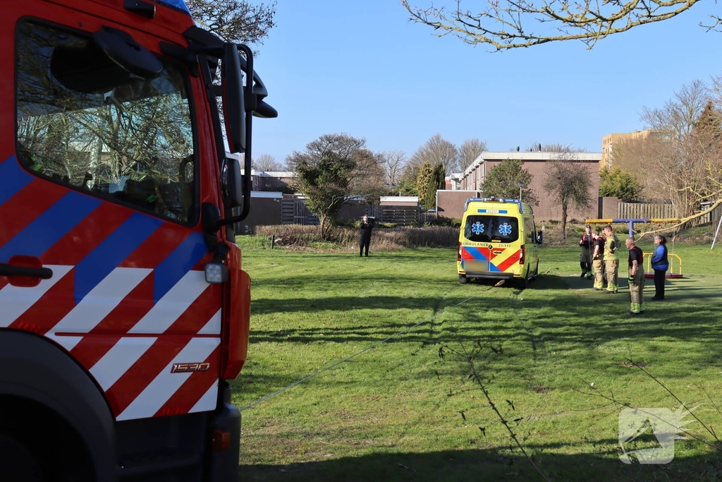 Ambulance vast in het gras, brandweer schiet te hulp