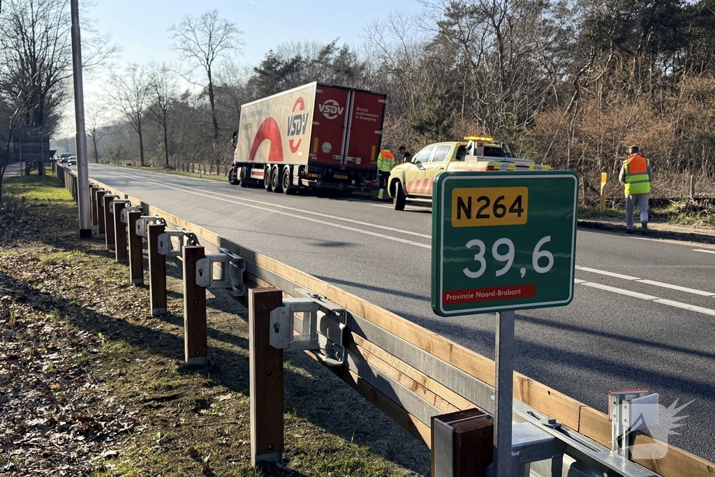 Vrachtwagen kantelt bijna na vastrijden in berm