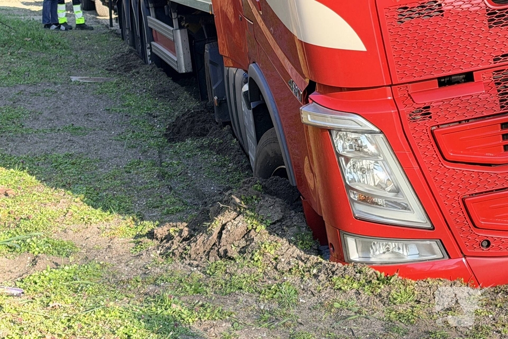 Vrachtwagen kantelt bijna na vastrijden in berm