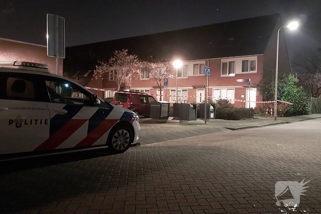 Mogelijke steekincident in woning op woonerf