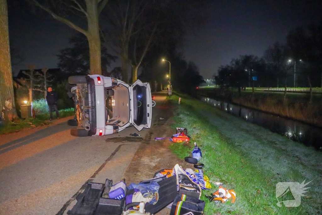 Bestelbus botst tegen boom, bestuurder gewond