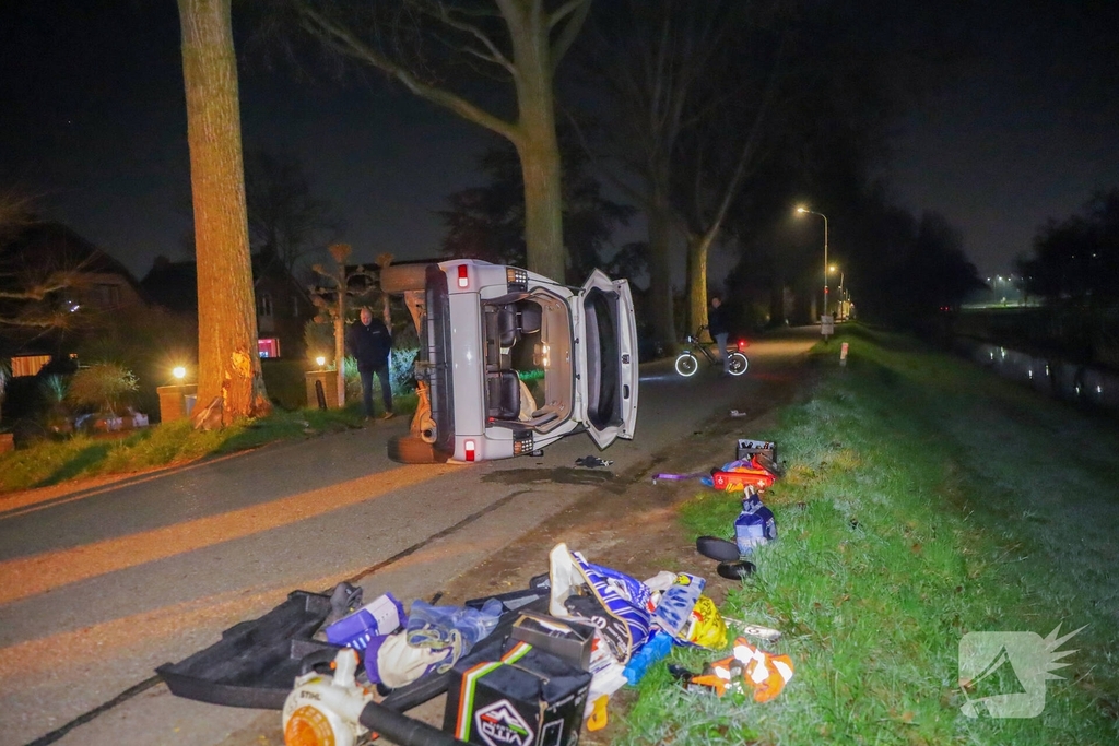Bestelbus botst tegen boom, bestuurder gewond