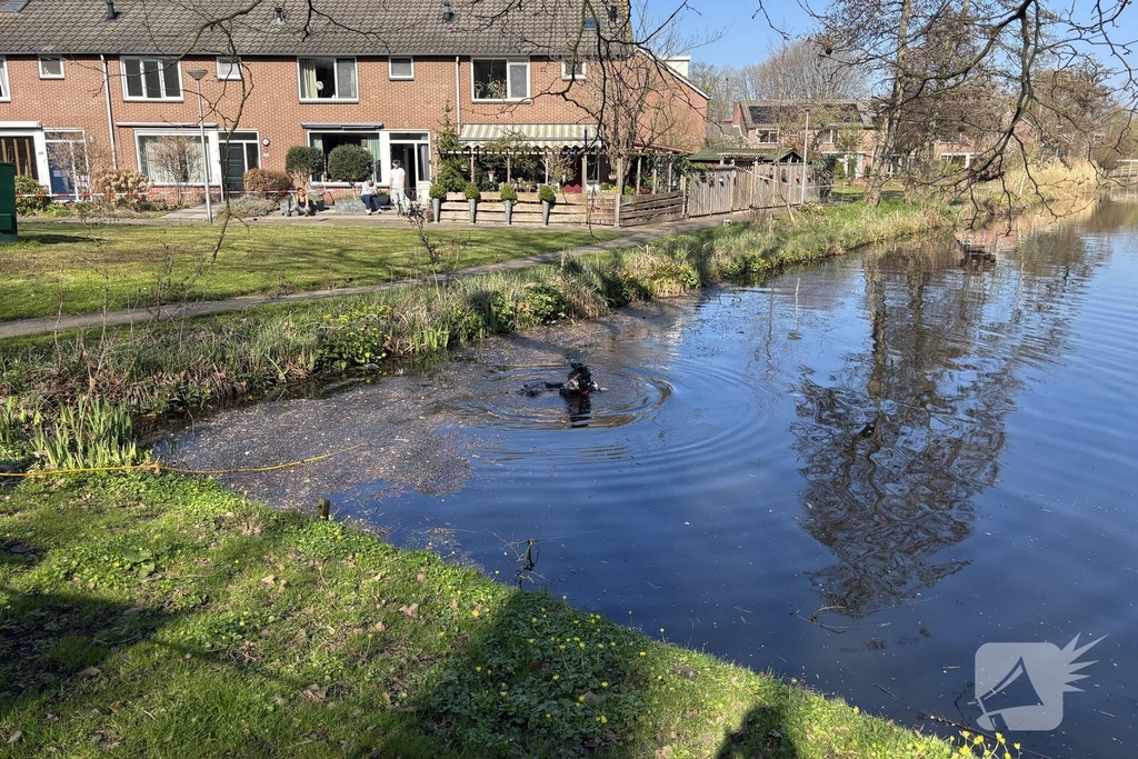 Duikers zoeken in sloot naar vuurwapen