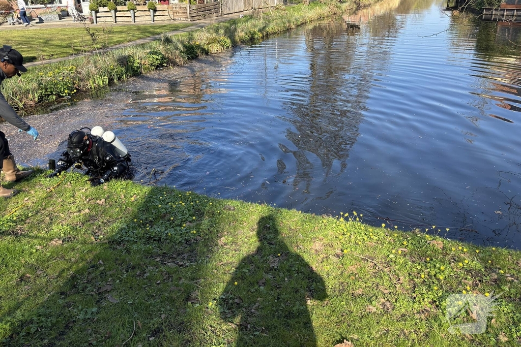 Duikers zoeken in sloot naar vuurwapen