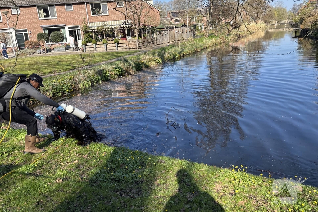 Duikers zoeken in sloot naar vuurwapen