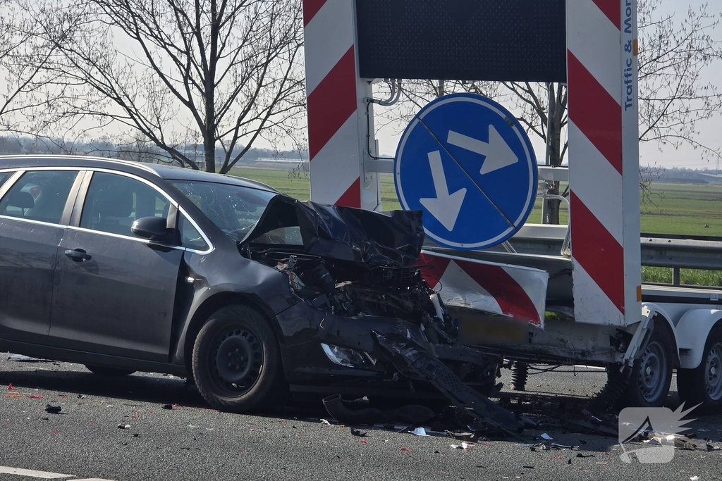 Ongeval tussen auto en pijlwagen