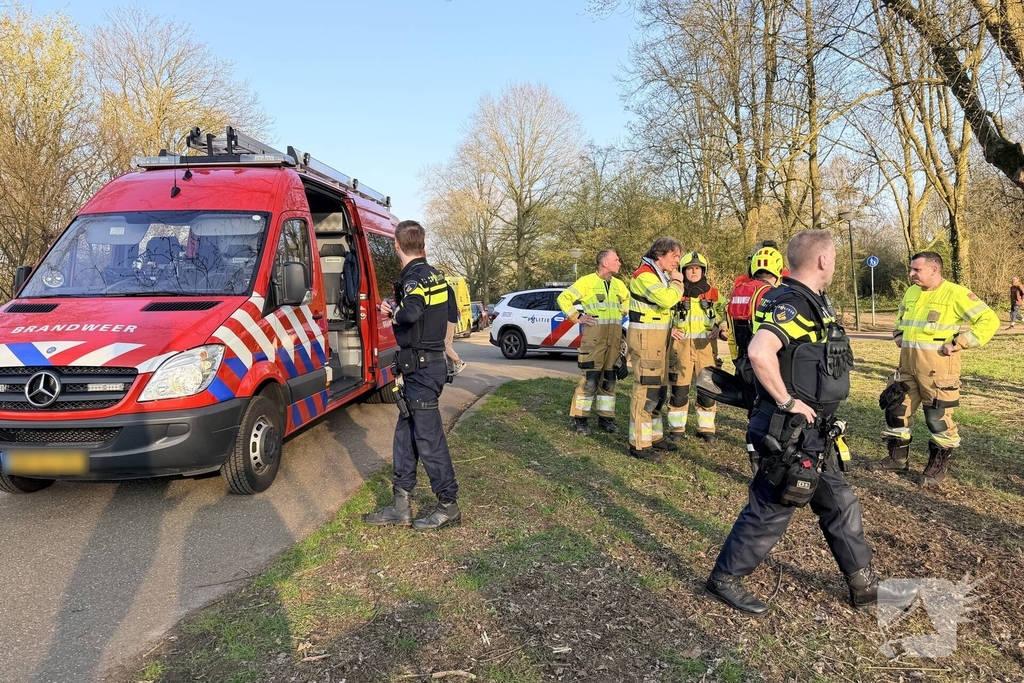 Brandweer zoekt persoon in water