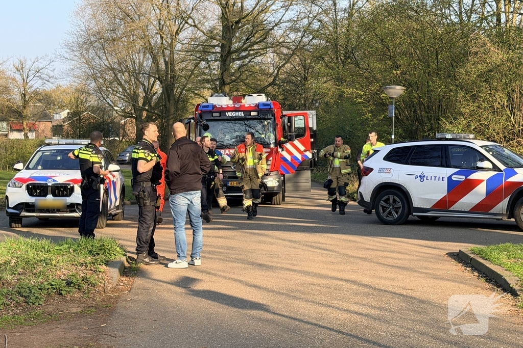 Brandweer zoekt persoon in water
