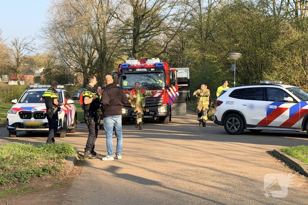 Brandweer zoekt persoon in water