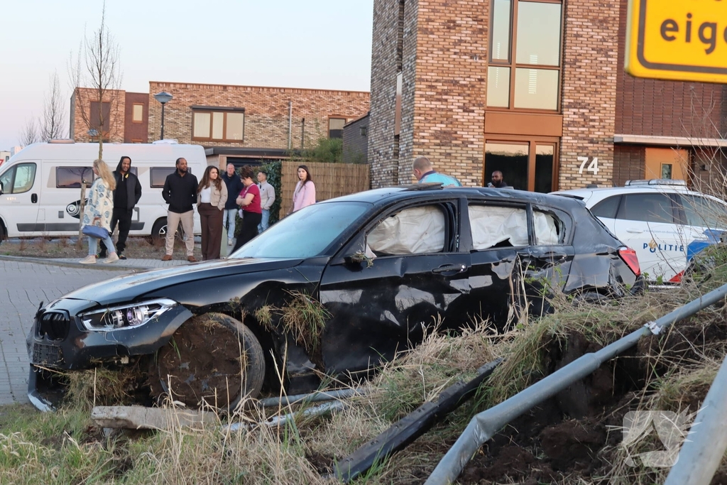 Auto slaat over de kop na ongeval