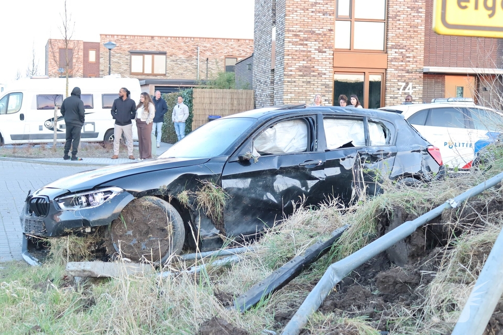 Auto slaat over de kop na ongeval