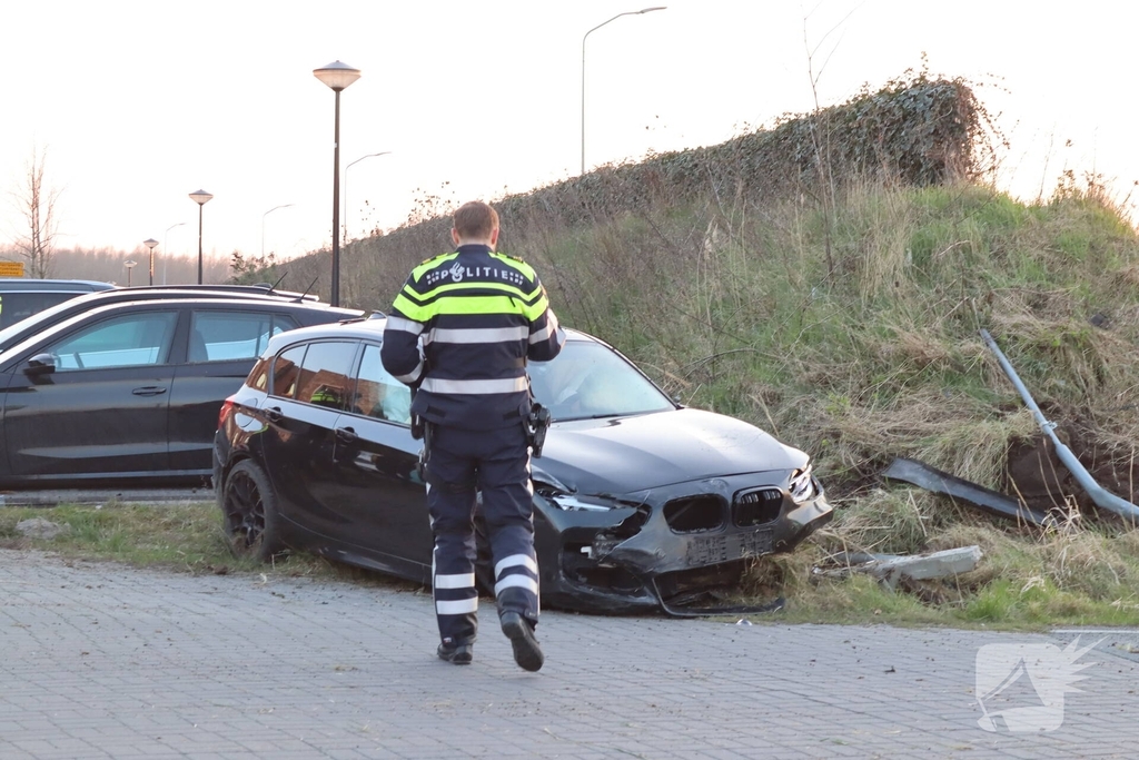 Auto slaat over de kop na ongeval
