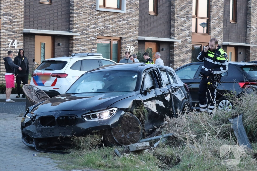 Auto slaat over de kop na ongeval