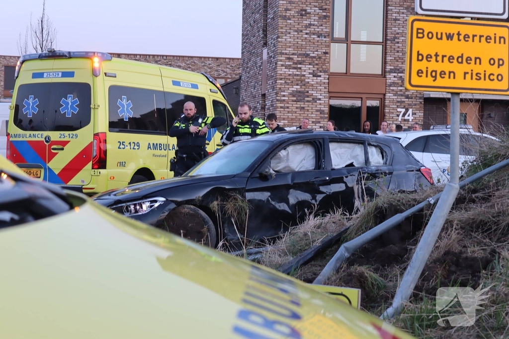 Auto slaat over de kop na ongeval