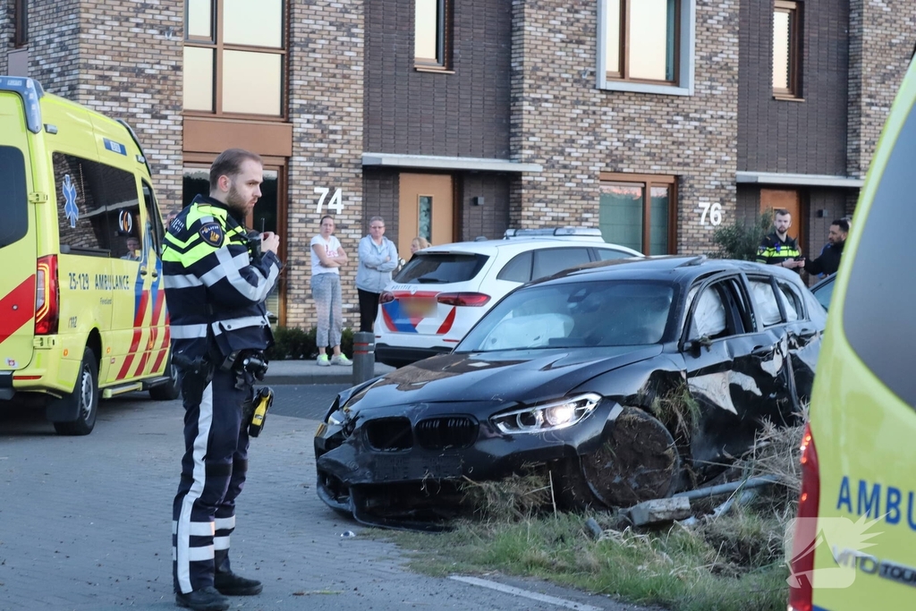Auto slaat over de kop na ongeval