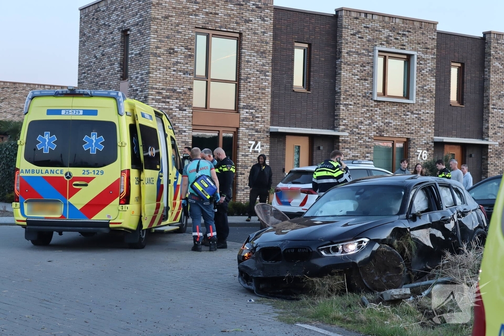 Auto slaat over de kop na ongeval