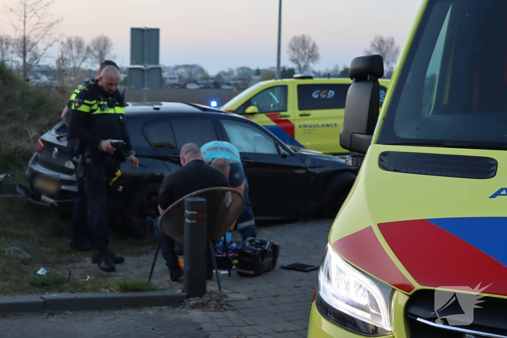 Auto slaat over de kop na ongeval