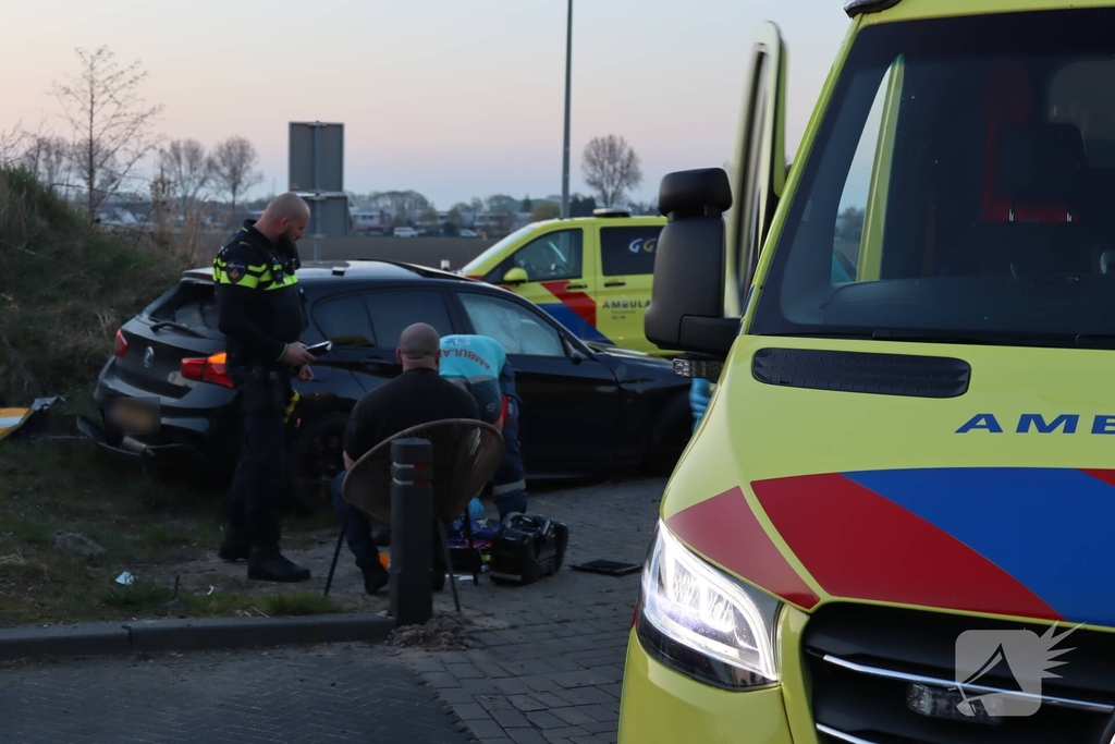 Auto slaat over de kop na ongeval