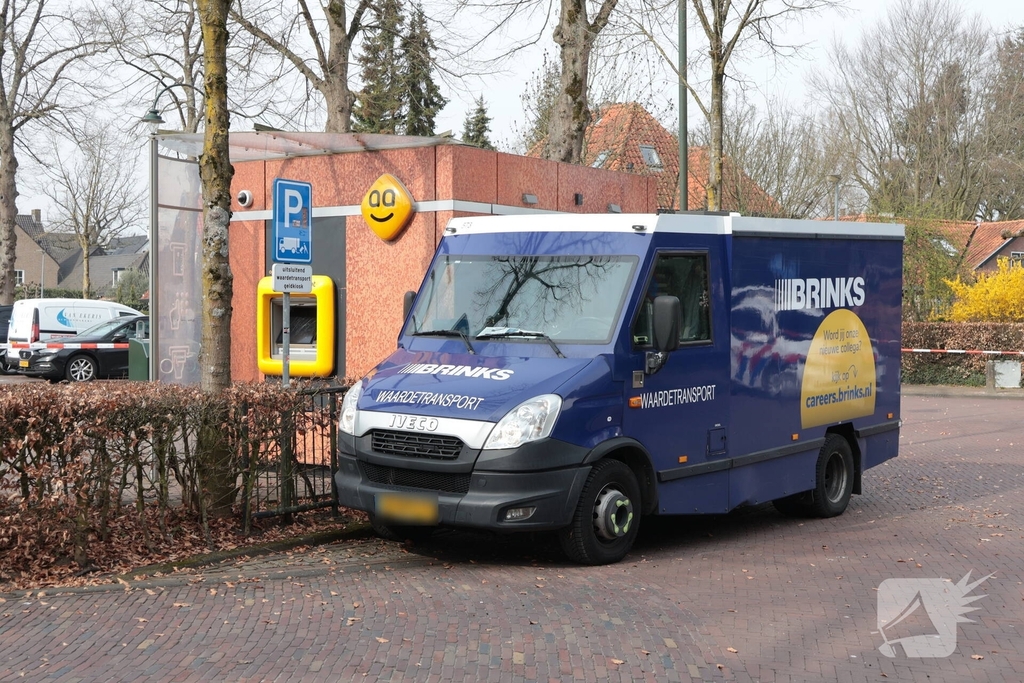 Geldwagen haalt resterend geld op na plofkraak in Laren