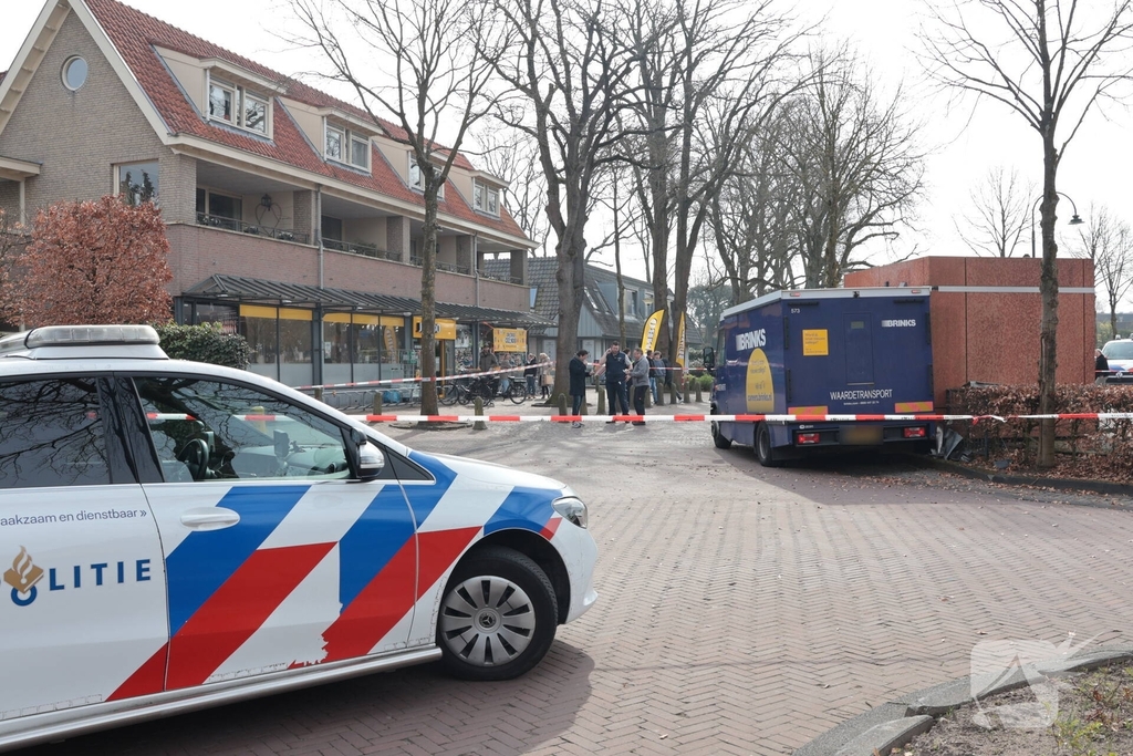 Geldwagen haalt resterend geld op na plofkraak in Laren