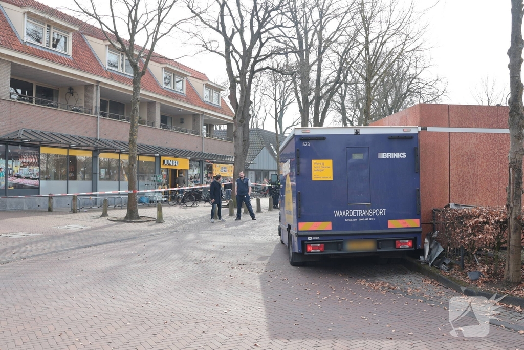 Geldwagen haalt resterend geld op na plofkraak in Laren
