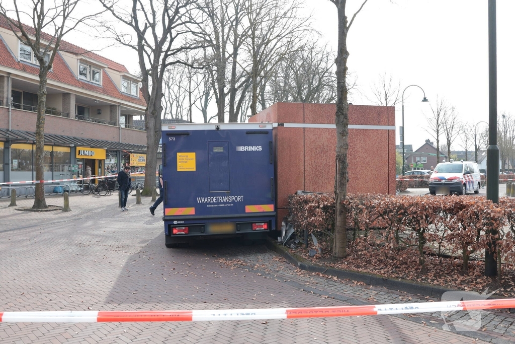 Geldwagen haalt resterend geld op na plofkraak in Laren