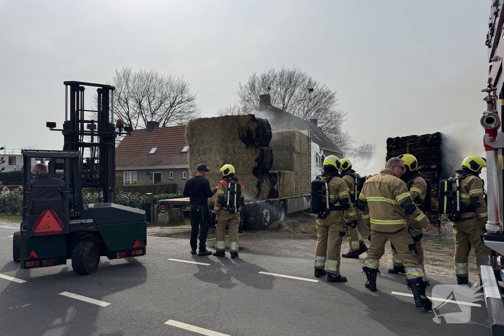 Brand in vrachtwagen met hooi