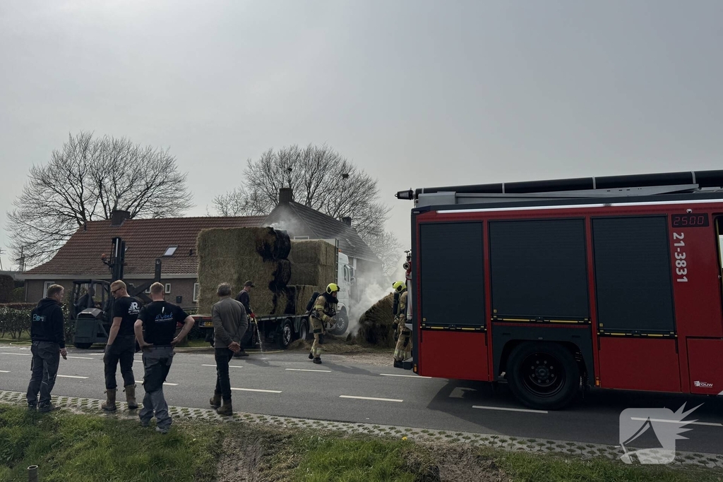 Brand in vrachtwagen met hooi