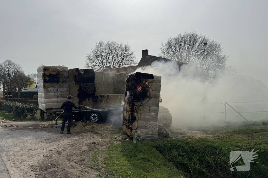 Brand in vrachtwagen met hooi