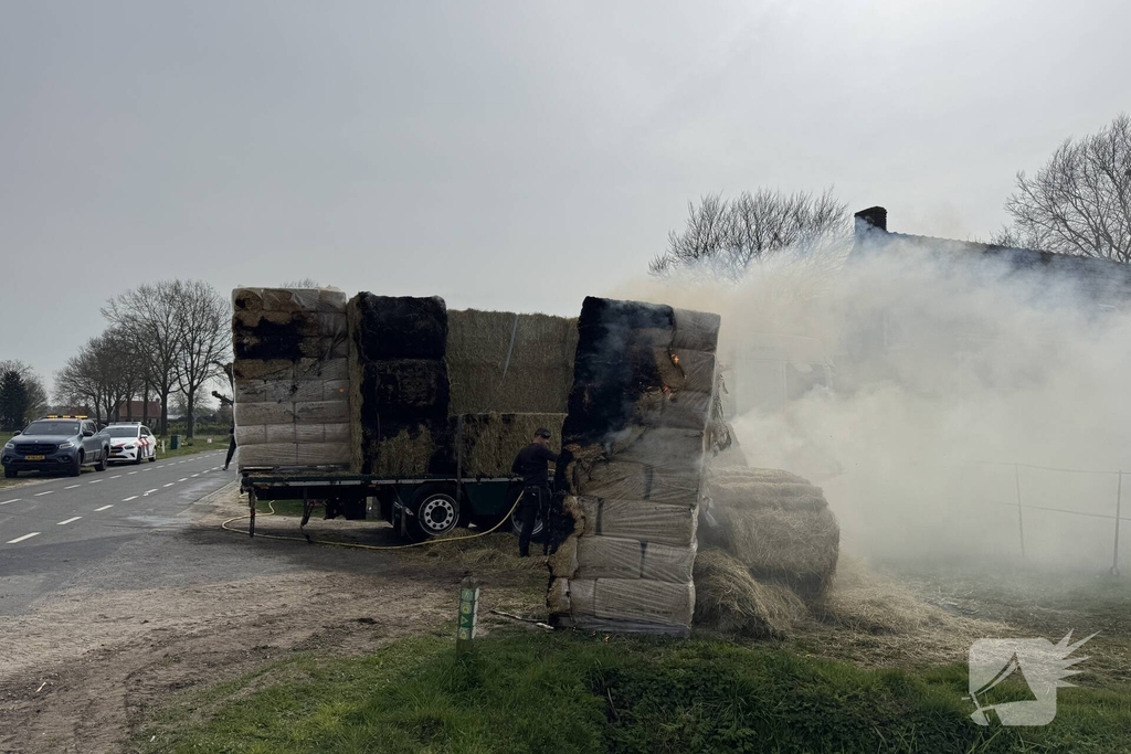 Brand in vrachtwagen met hooi