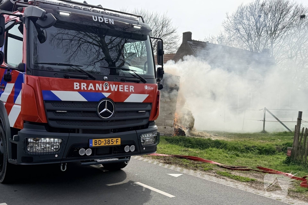 Brand in vrachtwagen met hooi