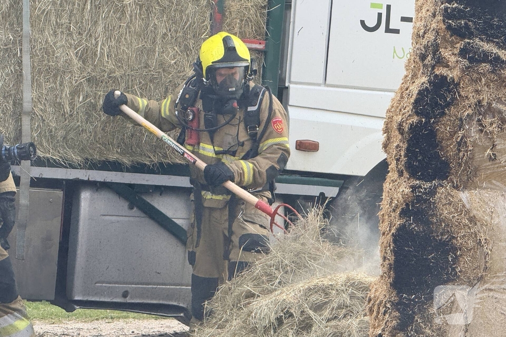 Brand in vrachtwagen met hooi