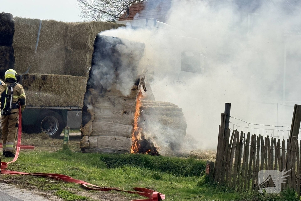 Brand in vrachtwagen met hooi