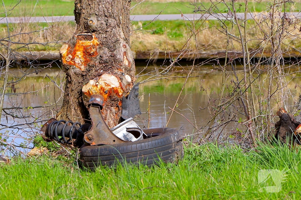 Auto belandt op zijn kant na botsing met boom