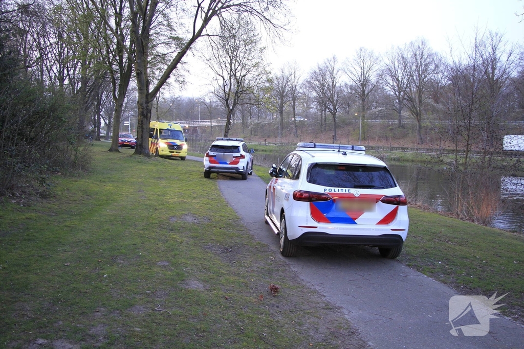 Brandweer start zoektocht nadat auto te water raakt