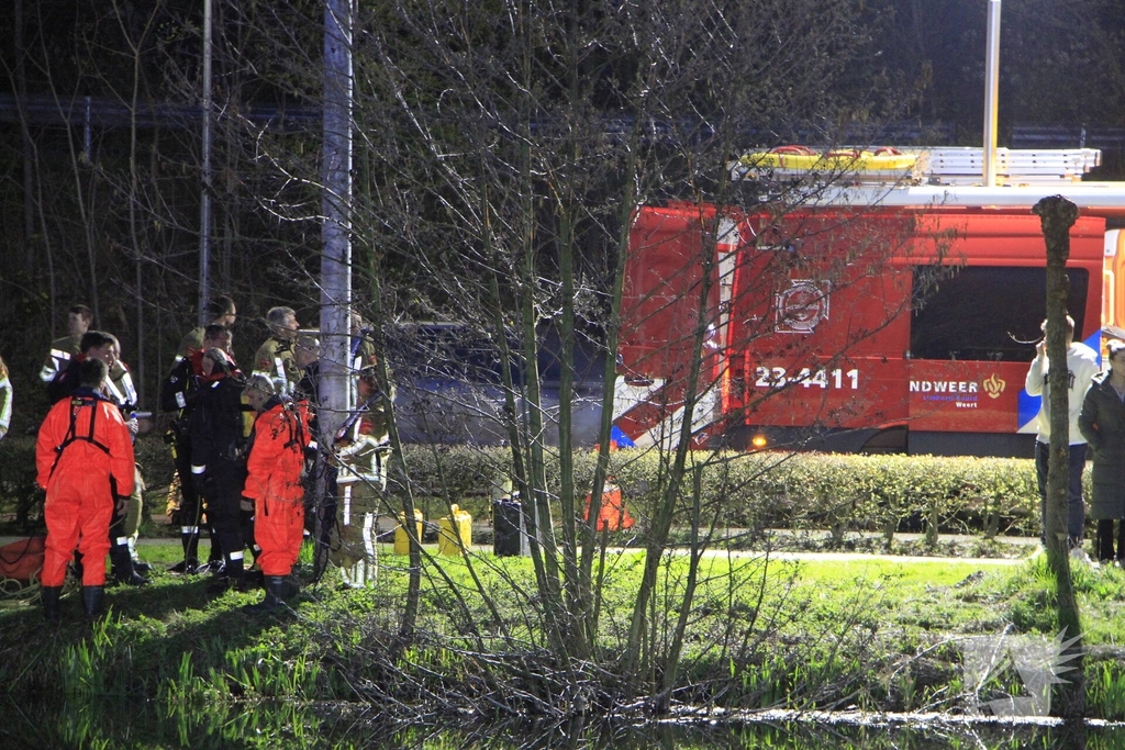 Brandweer start zoektocht nadat auto te water raakt