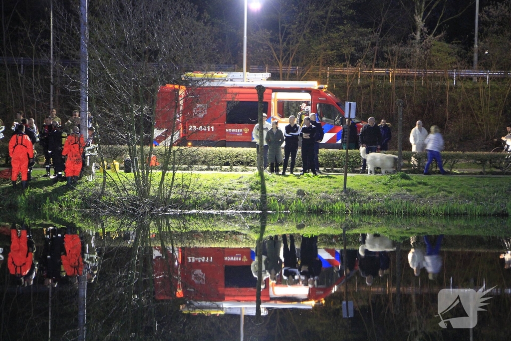 Brandweer start zoektocht nadat auto te water raakt