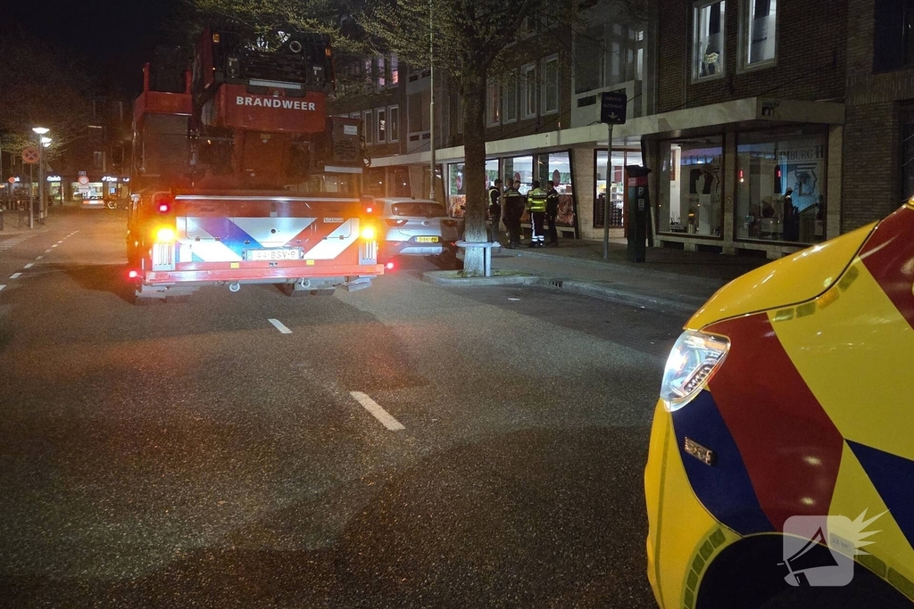 Brandweer ventileert woning na gebouwbrand