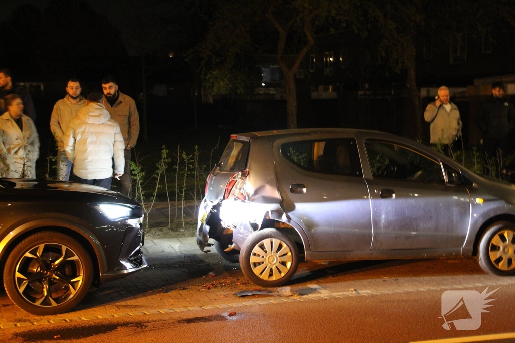 Auto botst met hoge snelheid op geparkeerde voertuigen