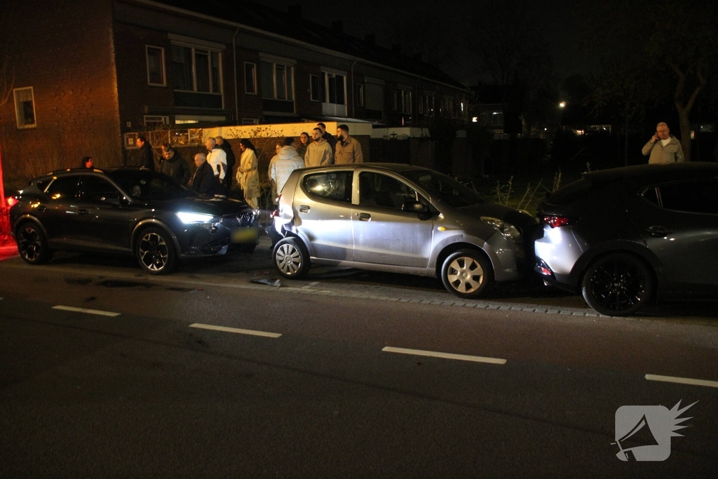 Auto botst met hoge snelheid op geparkeerde voertuigen