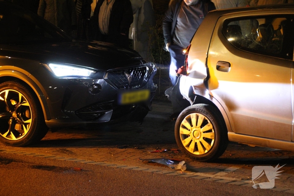 Auto botst met hoge snelheid op geparkeerde voertuigen