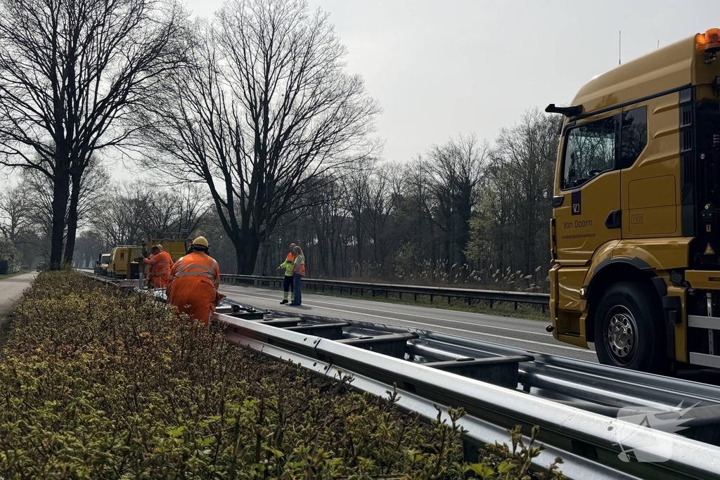 Herstelwerkzaamheden na ongeval met vrachtwagen