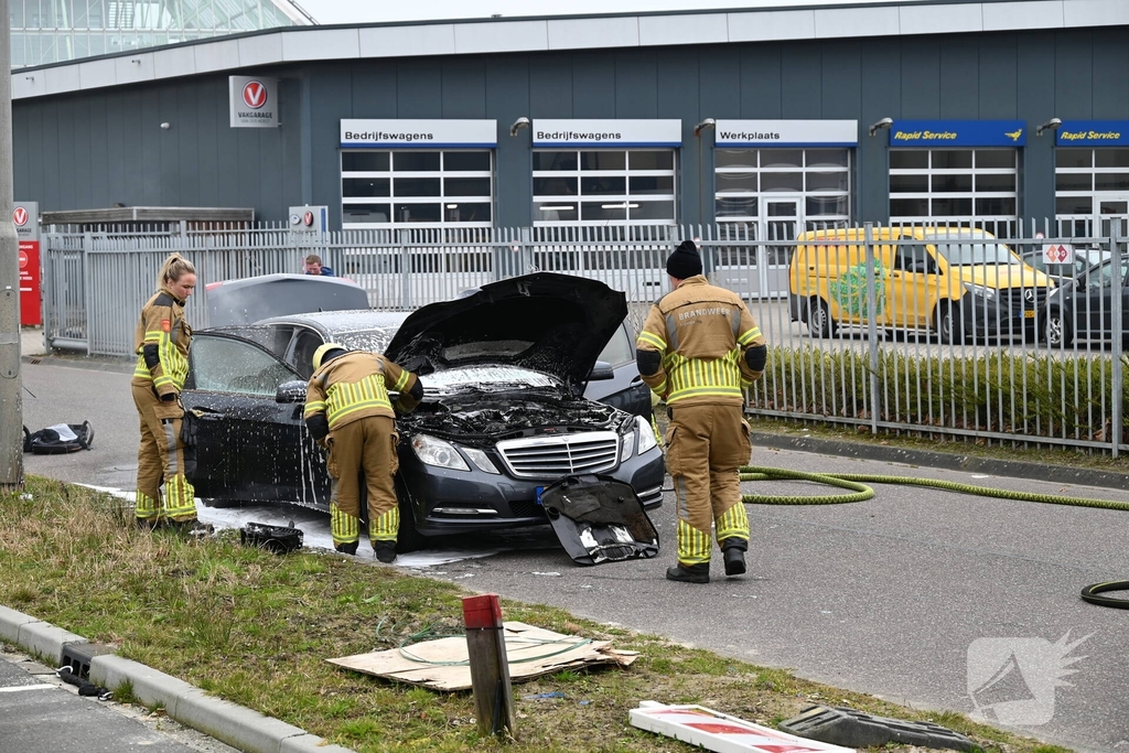 Brandweer snel ter plaatse bij autobrand