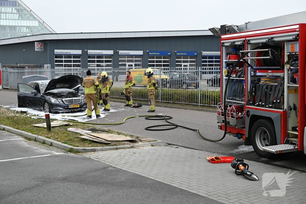 Brandweer snel ter plaatse bij autobrand