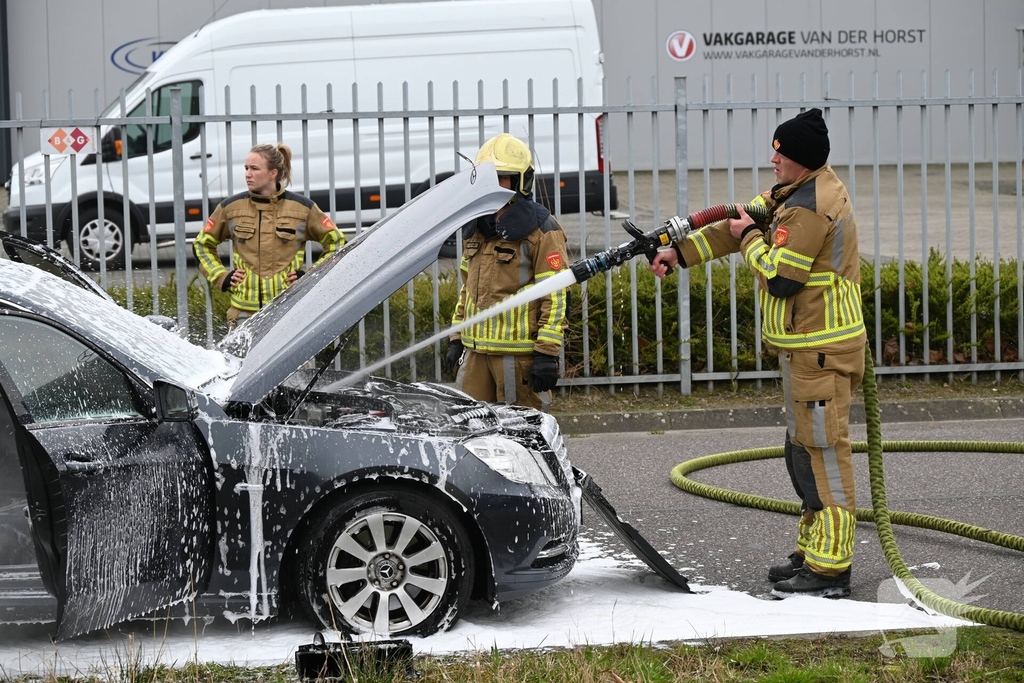 Brandweer snel ter plaatse bij autobrand